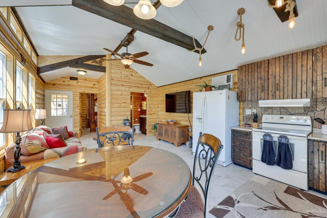 Cliffside Eureka Springs Cabin With Beaver Lake View ภายนอก รูปภาพ