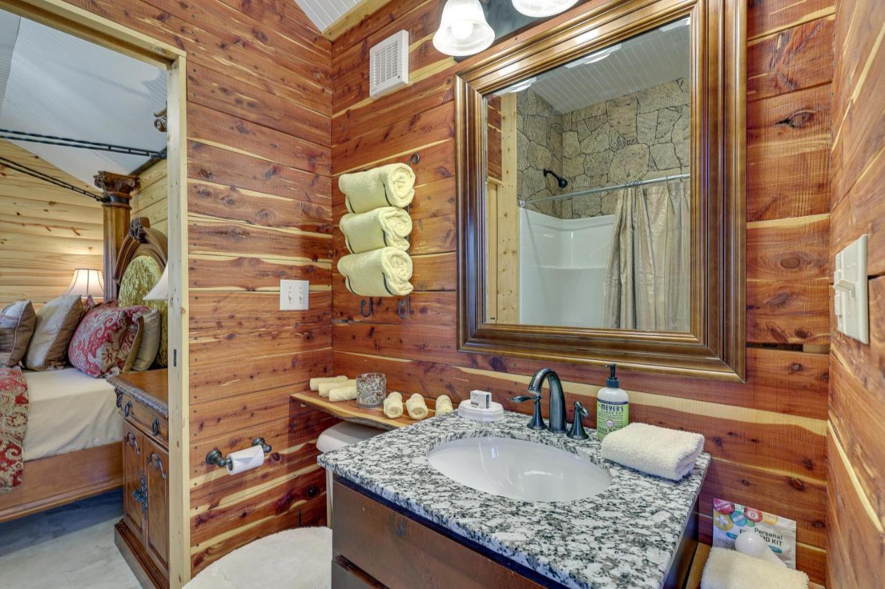 Cliffside Eureka Springs Cabin With Beaver Lake View ภายนอก รูปภาพ
